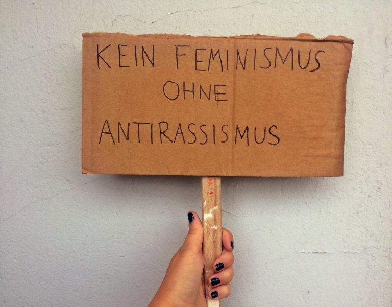 Demonstrationsschild auf dem Kein Feminismus ohne Antirassismus steht