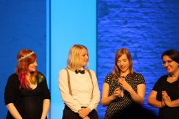 vier Frauen auf einer Bühne