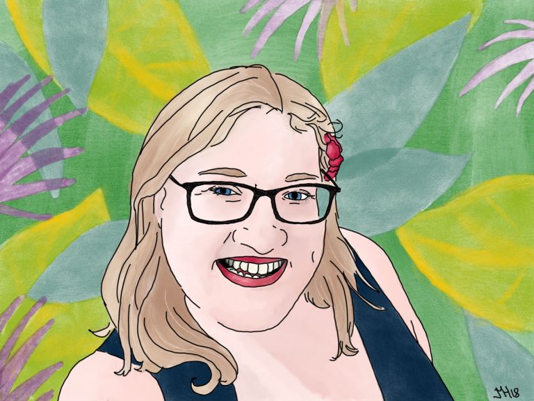Selbstportrait einer Frau mit blonden Haaren. Sie trägt eine dunkle Brille und rote Lippen. Sie lächelt den Betrachter*innen an. Im Hintergrund sieht man ein florales Muster.
