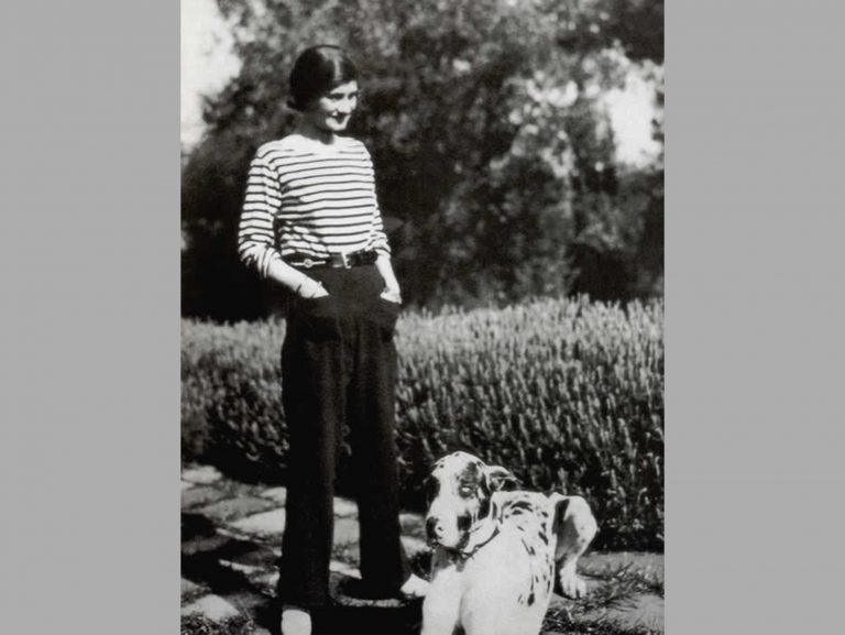 Frau in gestreiftem Oberteil mit Hund