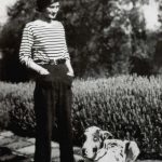 Frau in gestreiften Shirt mit Hund
