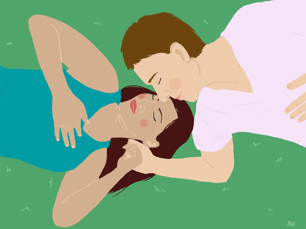 Eine Frau und ein Mann liegen auf einer Wiese. Von oben fotografiert, sieht man ihre Körper nur bis zur Körpermitte. Zärtlich halten sie sich an der Hand