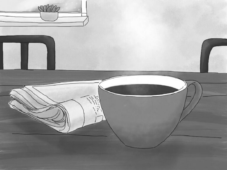 Ein Becher mit Kaffee steht auf einem Tisch. Daneben liegt eine Zeitung. Im Hintergrund sieht man zwei lila Stuhllehnen und einen Ausschnitt eines Fensters in schwarz weiß