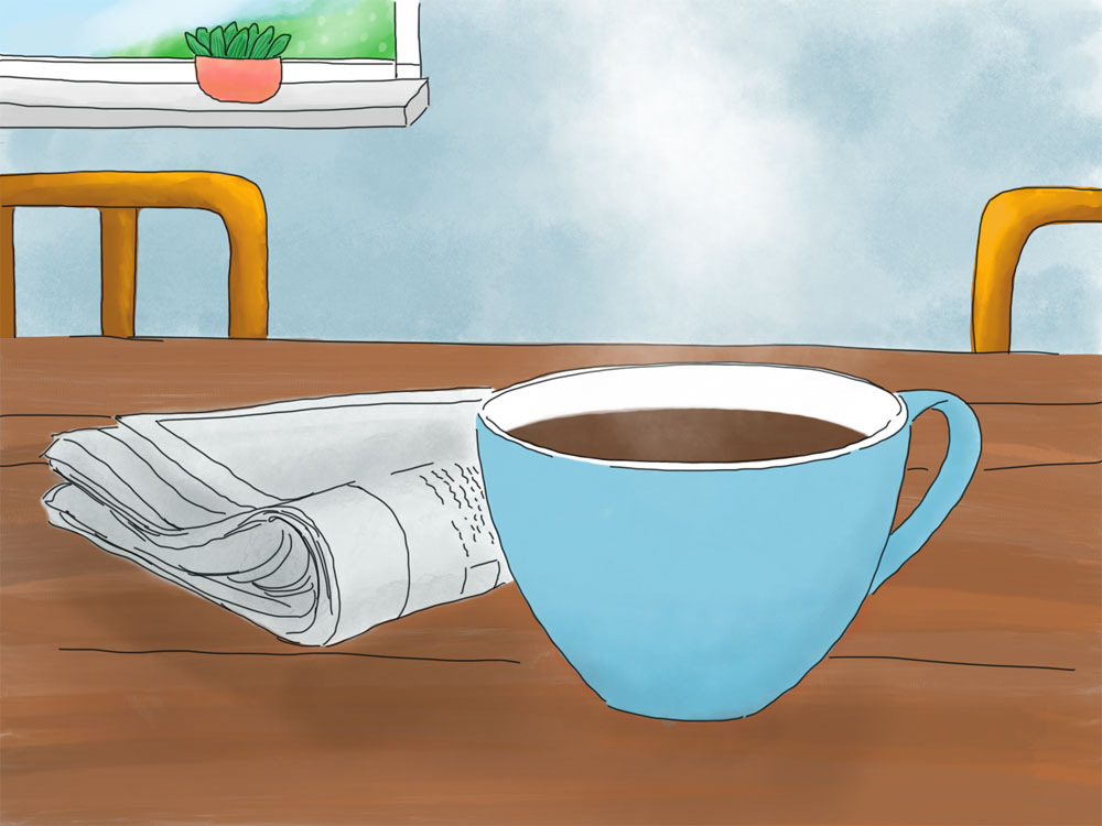 Ein hellblauer Becher mit Kaffee steht auf einem Tisch. Daneben liegt eine Zeitung. Im Hintergrund sieht man zwei lila Stuhllehnen und einen Ausschnitt eines Fensters