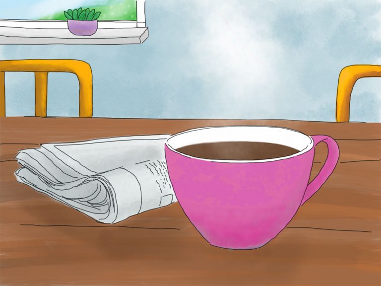 Ein rosafarbener Becher mit Kaffee steht auf einem Tisch. Daneben liegt eine Zeitung. Im Hintergrund sieht man zwei lila Stuhllehnen und einen Ausschnitt eines Fensters