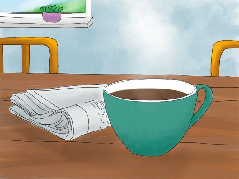 Ein türkisfarbender Becher mit Kaffee steht auf einem Tisch. Daneben liegt eine Zeitung. Im Hintergrund sieht man zwei lila Stuhllehnen und einen Ausschnitt eines Fensters