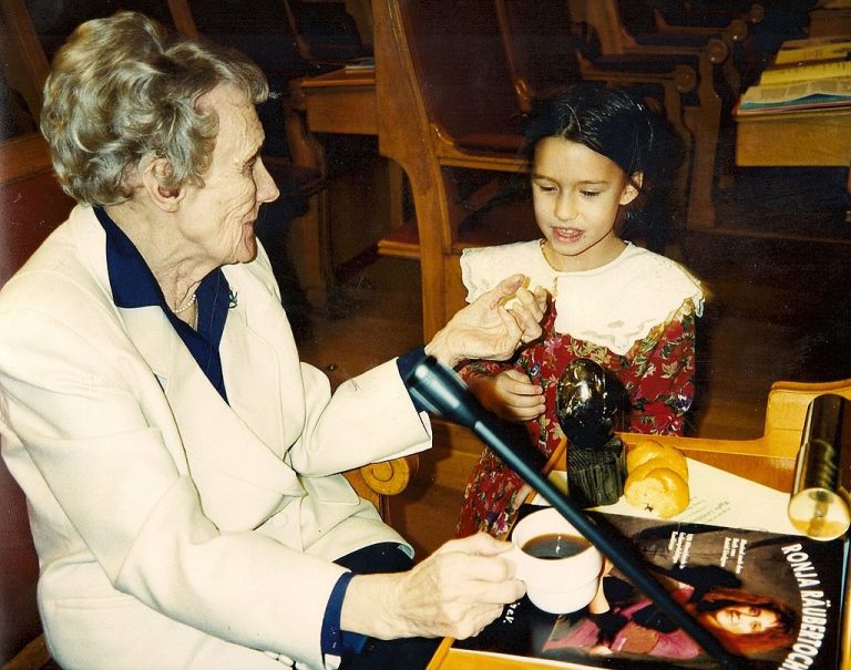 Astrid Lindgren bei der Verleihung eines Preises
