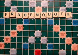 Das Wort "Frauenquote" wurde aus Spielsteinen von Scrabble auf ein Spielbrett von Scrabble gelegt