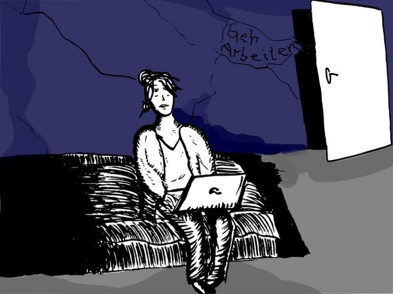 Eine Frau sitzt auf ihrem Bett und hat einen Laptop auf ihren Oberschenkeln liegen, an dem sie tippt. Hinter ihr eine blaue Wand mit Rissen ,auf der geschrieben steht: Geh arbeiten