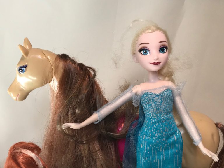 Barbie Elsa steht vor Babie Pferd
