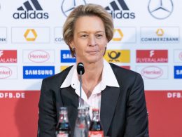 Bundestrainerin der deutschen Fußballnationalmannschaft der Frauen, Martina Voss-Tecklenburg bei einem Interview vor einem Micro