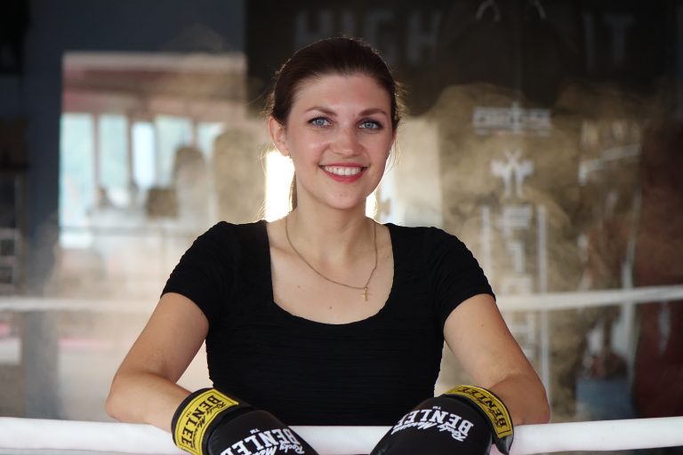 Foto von Jacqueline Straub im Ring mit Boxhandschuhen