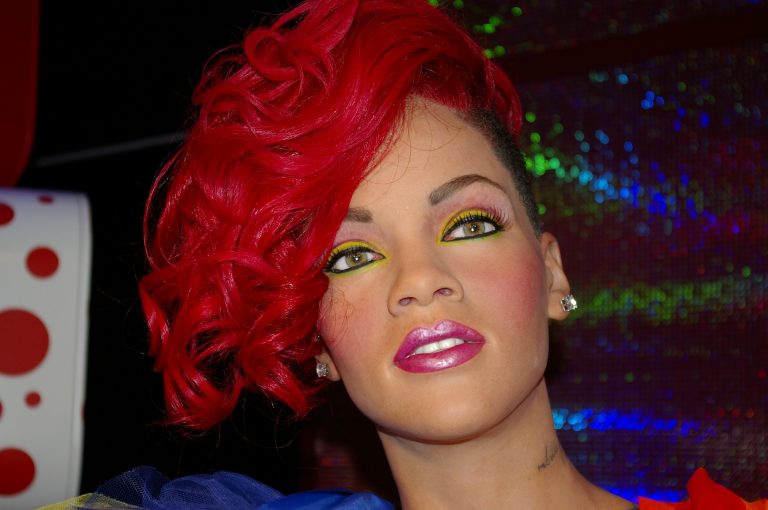 Rihanna mit roten Haaren