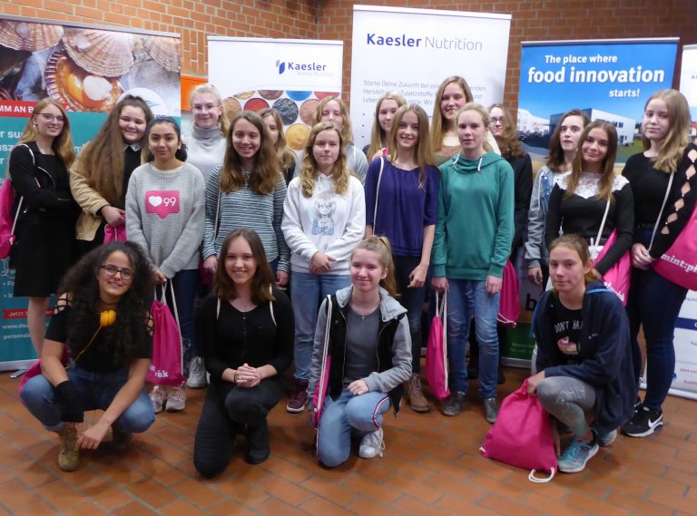 Fotografie einer Gruppe von Mädchen, die am Berufsorientierungsprojekt mint:pink in Bremerhaven teilnimmt.