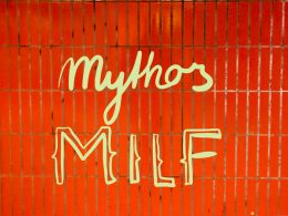 Kachelwand mit dem Schriftzug Mythos Milf