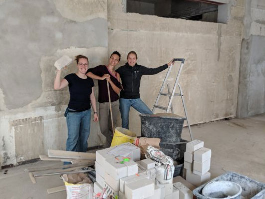 Die drei Gründerinnen Nele, Caro und Nora beim Renovieren in ihrem Unverpacktladen Füllerei Findorff.