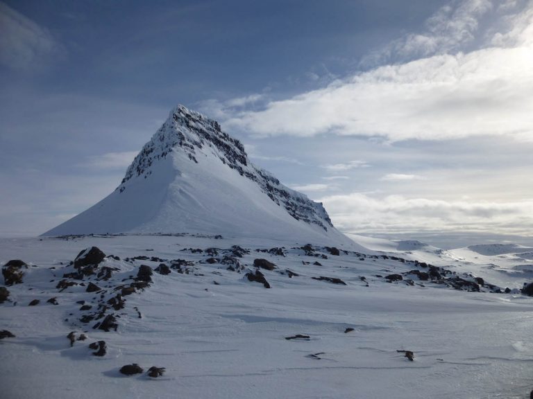 winterliche Schneelandschaft mit Berg in Island