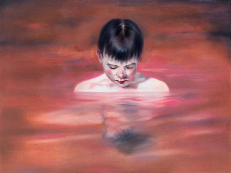 Ein junges Mädchen untertaucht im Wasser