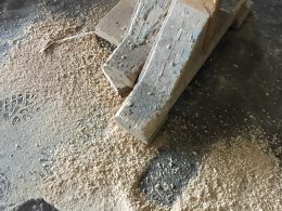 Feine Holzspäne auf dem Boden