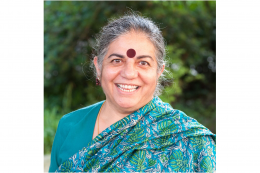 Vandana Shiva lächelt in die Kamera