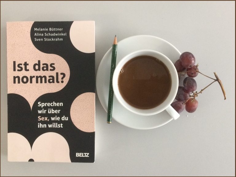 Man sieht das Buch "Ist das normal" mit einem Kaffee