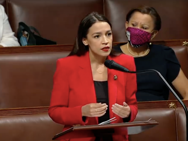 Eine Fotografie von Alexandria Ocasio-Cortez, die eine Rede im amerikanischen Repräsentantenhaus hält.
