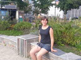 Engagement-Radtour: BFD-lerin Rebecka Schlicht sitzt im Gemeinschaftsgarten Ab geht die Lucie