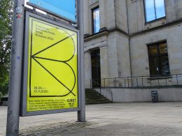 Schild mit der Aufschrift Kunstpreis Böttcherstraße Prize Bremen 2020 steht vor der Kunsthalle
