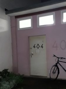Ansicht der Tür des Raum 404 (Ausstellungsraum)