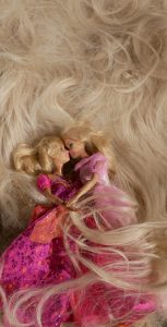 zwei Barbiepuppen auf einem Teppich aus Kunsthaar