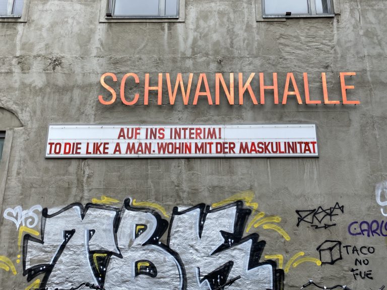 Fassade der Schwankhalle Bremen mit der Aufschrift: Auf ins Interim! To Die Lika A Man. Wohin mit der Maskulinität