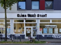 Fassade der KlimaWerkstadt (Nachhaltigkeitsprojekt) in der Bremer Neustadt