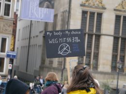 Demonstrant*innen mit Plakaten bei einer Aktion des Bremer Frauen* und Queer Streiks am Safe Abortion Day (28.09.2020)