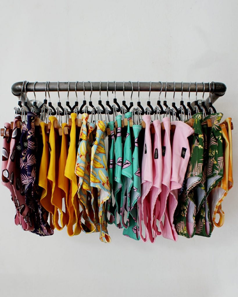 Bunte Unterwäsche-Höschen hängen an einer Kleiderstange