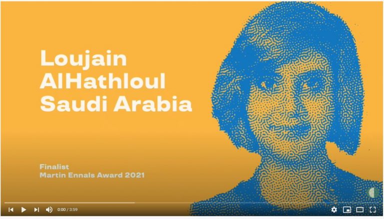 Videovorschaubild von der Aktivistin Loujain AlHathloul als blauverfremdete Graphik mit gelbem Hintergrund