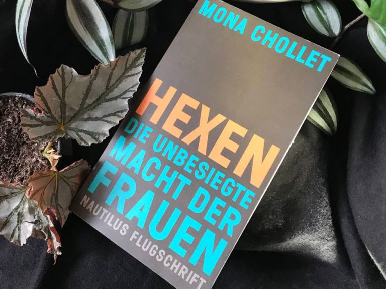 Zu sehen ist das Buch "Hexen" von Mona Chollet. Es liegt zwischen Pflanzen auf einer schwarzen Decke.