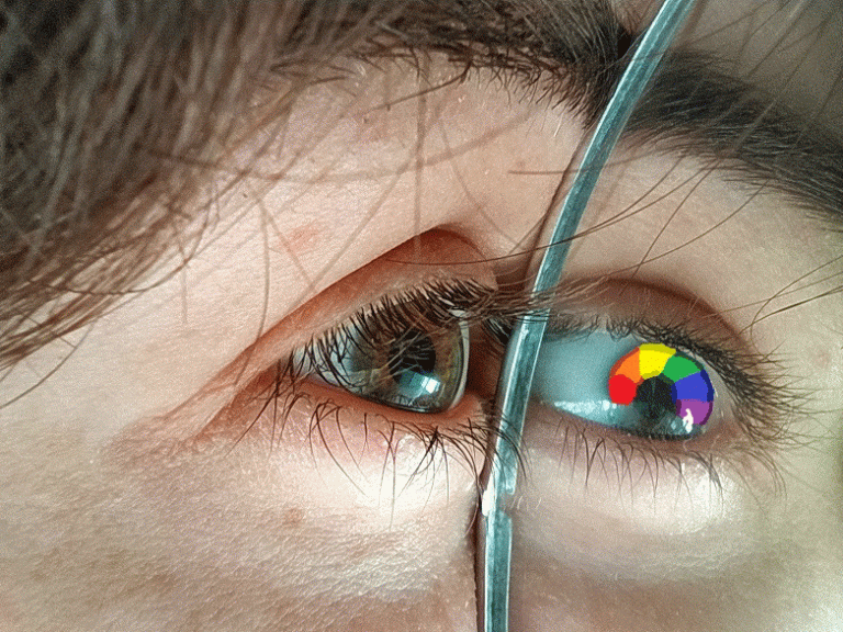 Ein gespiegeltes Auge bei dem die Spiegelung eine regebogenfarbene Iris hat