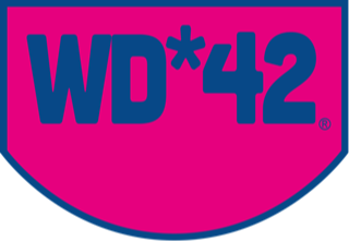 blauer Schriftzug WD Sternchen 42 auf pinkem Hintergrund