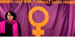 Senatorin Claudia Bernhard vor einer Fahne mit dem Schriftzug "Bremen sagt nein zu Gewalt"