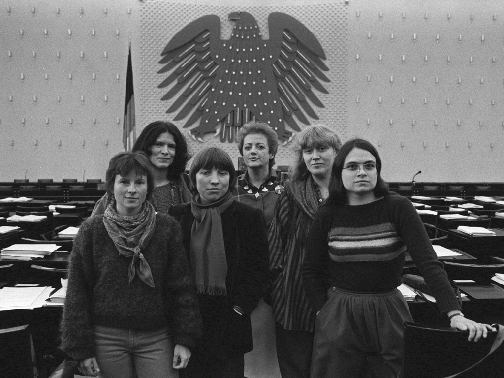 sechs Politikerinnen der Grünen im Bundestag vor dem Adler