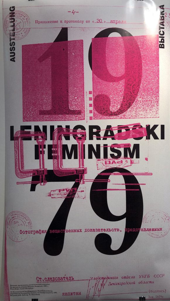 Austellungsplakat "Leningradski feminism 1979", rosa, weißer Hintergrund