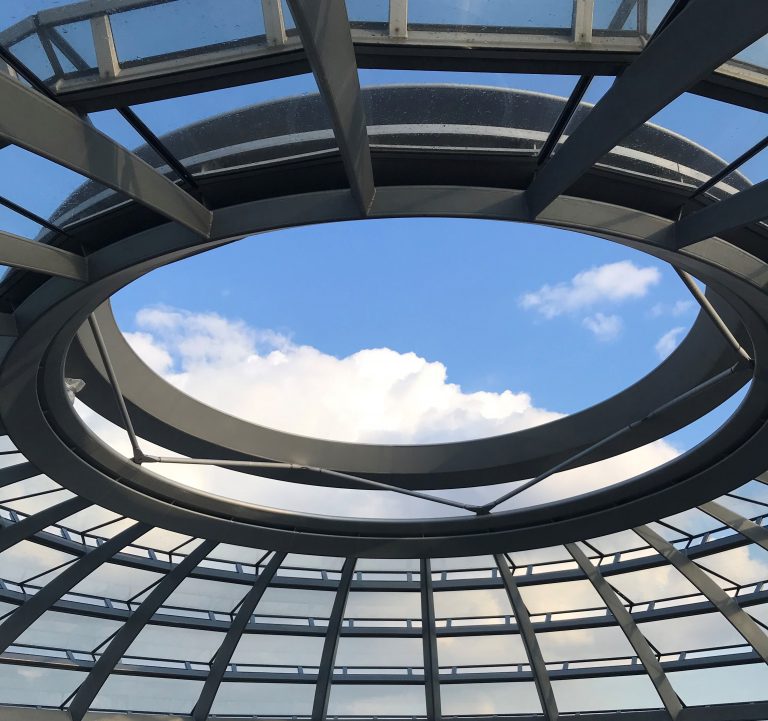 Ansicht auf Kuppel im Deutschen Bundestag, Glasdecke, kleine Fenster, mittig großes Fenster, blauer Himmel, große weiße Wolke