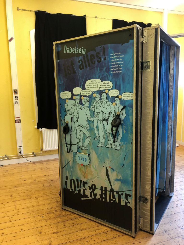 Ausstellungsbox Echt Krass, Holzfußboden, gelbe Wand, Thema Love and Hate, Interaktive Austellung