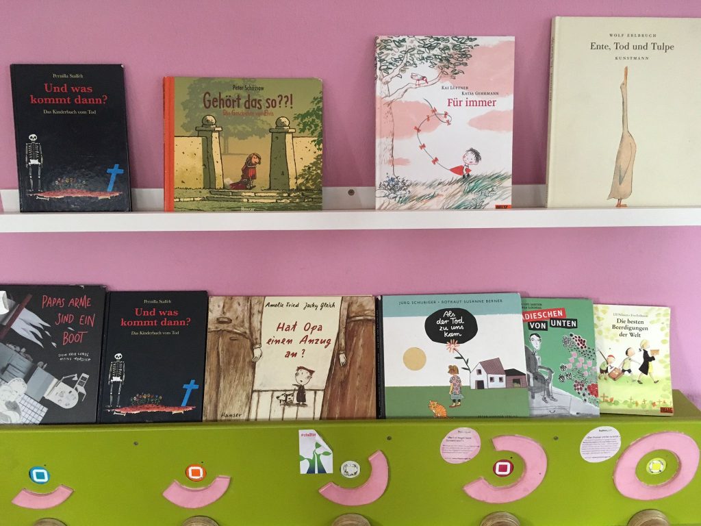 Hörbar, zehn Kinderbücher über den Tod, rosa Wand