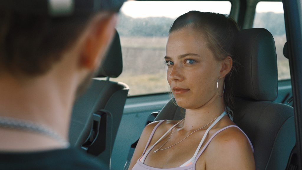 Christin (Saskia Rosendahl) schaut Klaus (Godehard Giesse) an, sie sitzt in seinem Auto