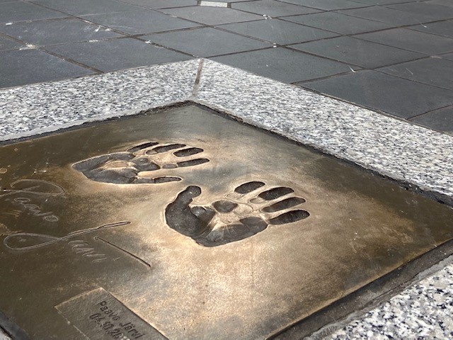 Handabdrücke in Bronze eingraviert, die auf dem Boden ist
