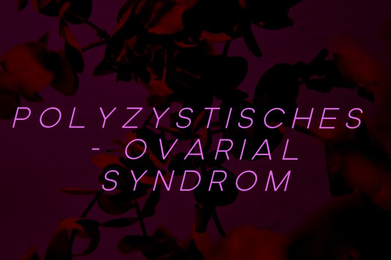 Polyzystisches Ovarialsyndrom als Schriftzug auf dunkelrotem Hintergrund
