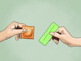 Zwei Hände, jeweils von links und von rechts ins Bild weisend, halten sich Kondom und Pille gegenüber