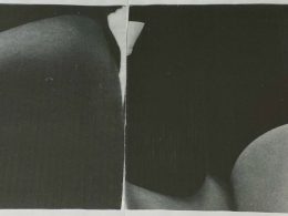 Zwei schwarzweiße Bildausschnitte von Nahaufnahmen von Körpern sind nebeneinander zusammengefügt.