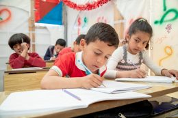 Kinder die gerade im Flüchtlingscamp lernen